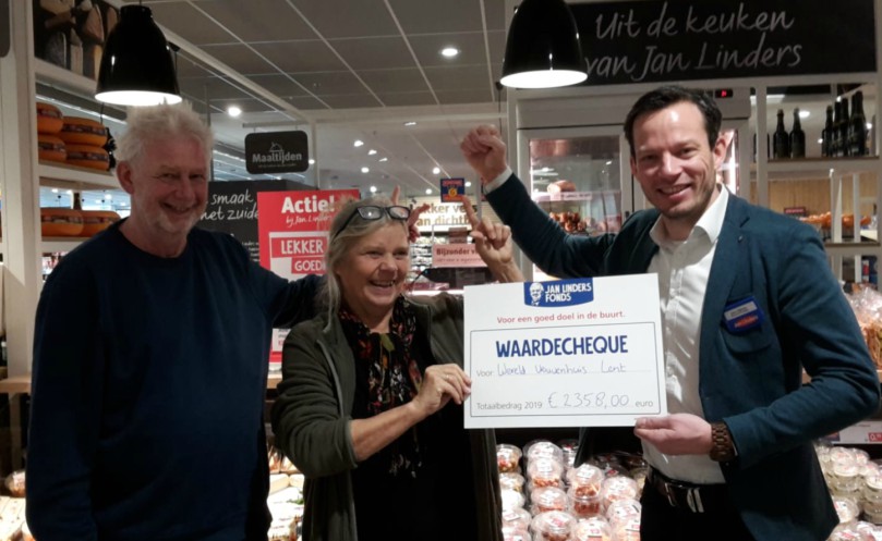 De opbrengst van de sponsoractie bij supermarkt Linders in Lent