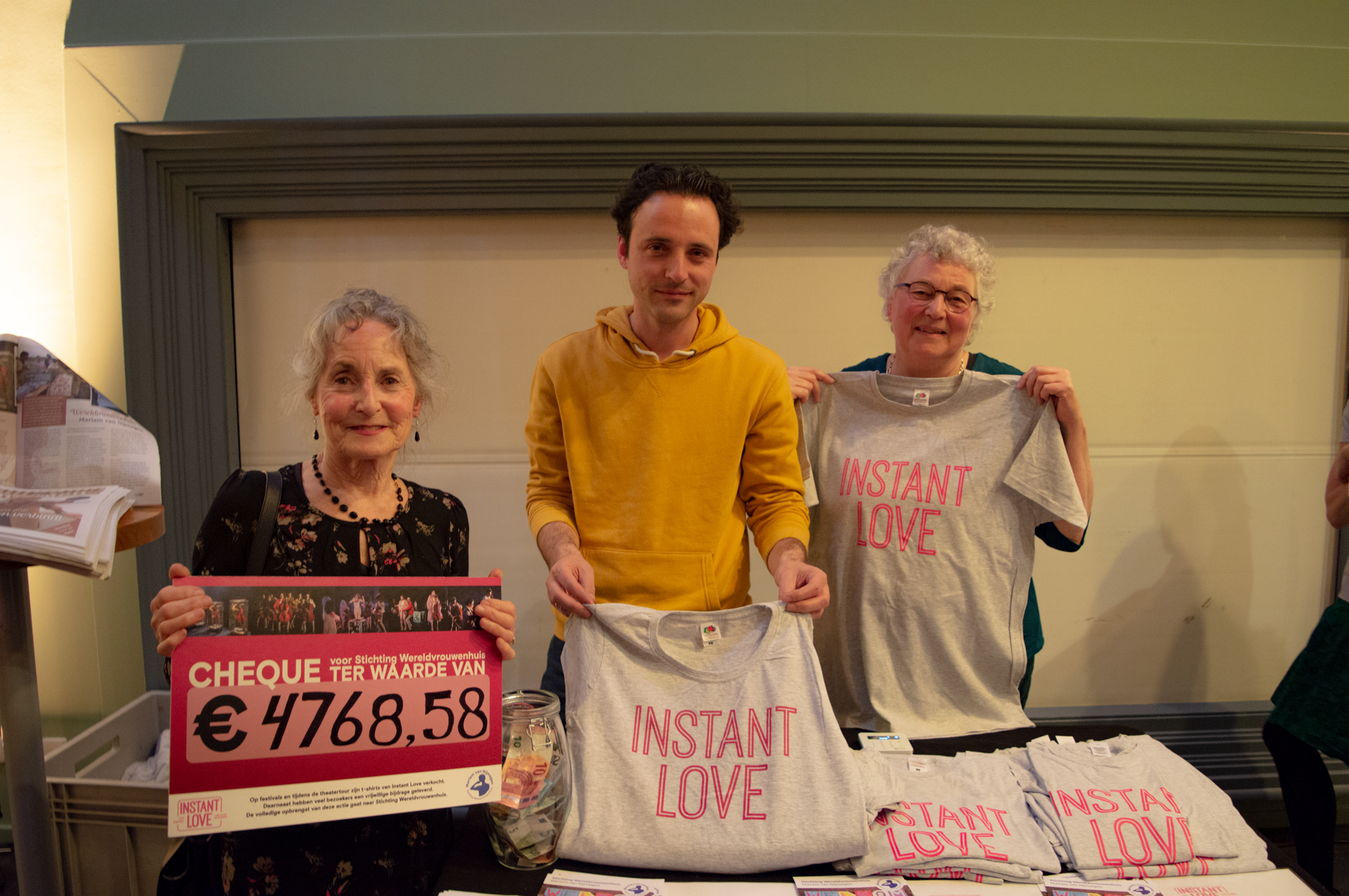 T-shirt verkoop door theatergroep