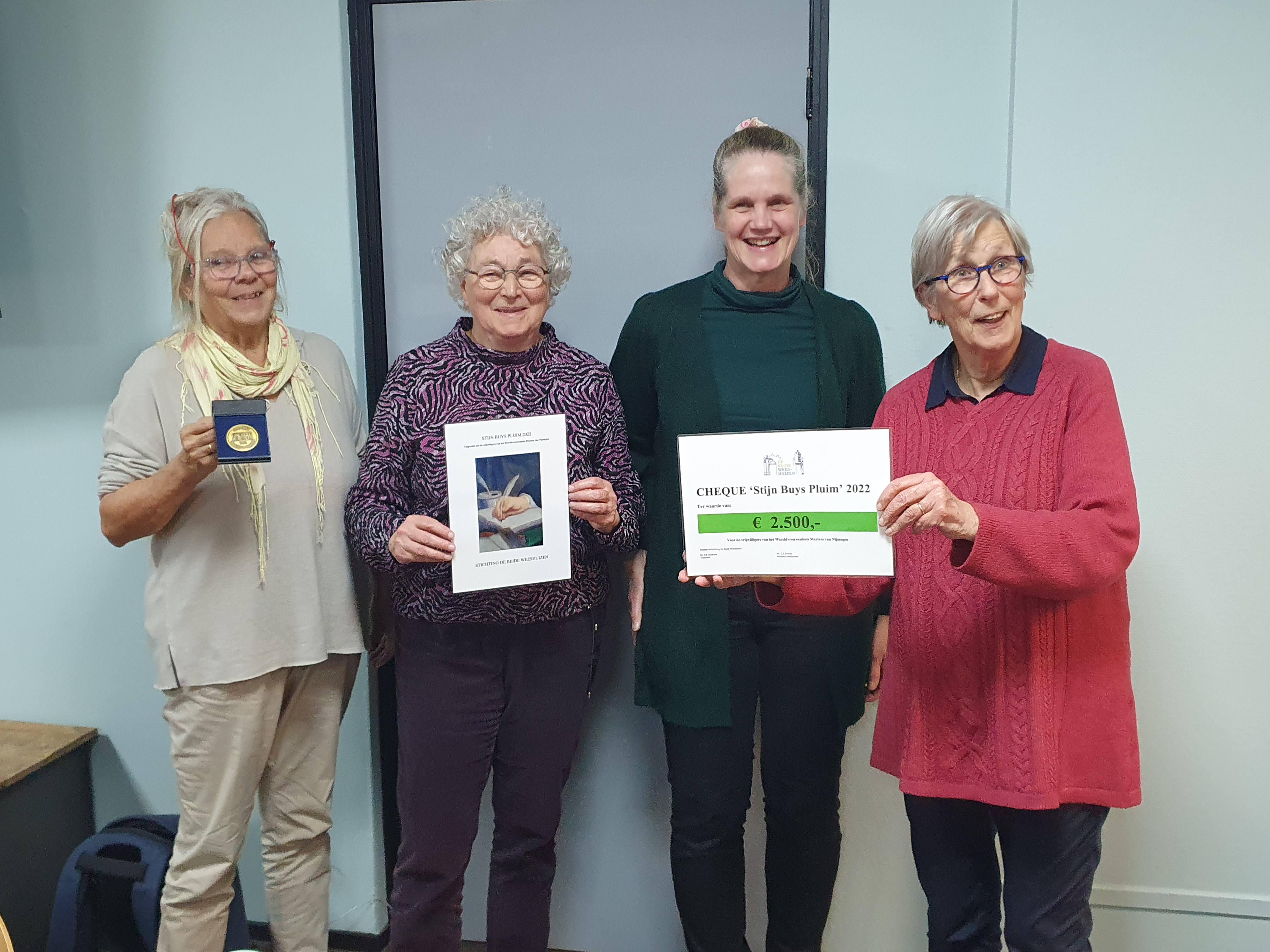 De uitreiking van de erepenning, oorkonde en cheque door regent Clara Sander (2e van rechts) aan de blij verraste coordinatoren Vera van der Zalm, Tetty Havinga en Fifi Groenendijk.